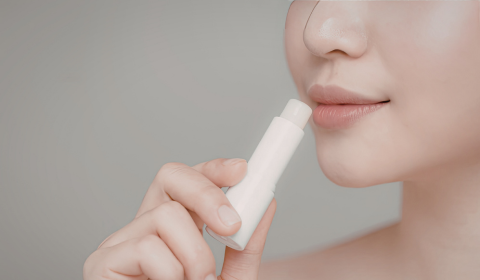 Nainen levitt&auml;m&auml;ss&auml; huulivoidetta