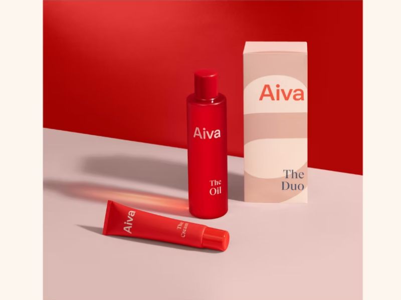 Ihanat Aiva tuotteet p&ouml;yd&auml;ll&auml; punaisen sein&auml;n edess&auml;