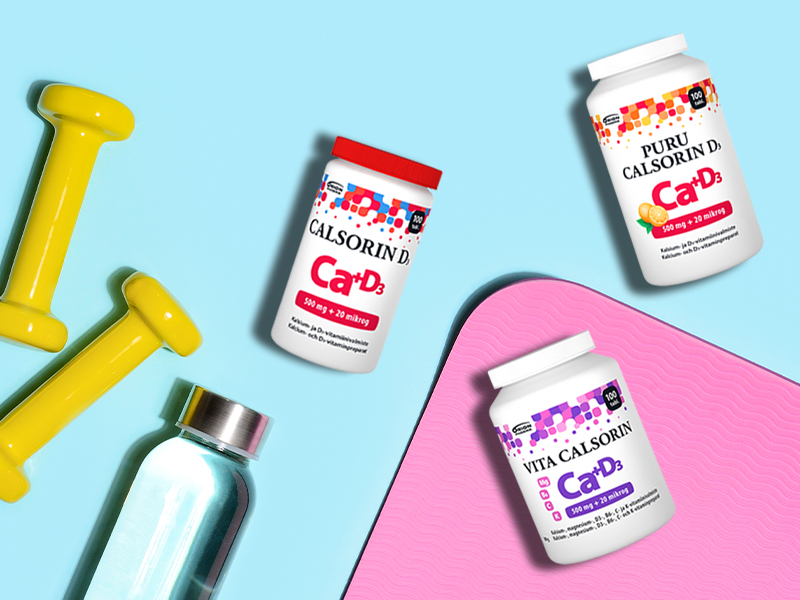 K&auml;sipainot ja juomapullo kirkkaalla taustalla sek&auml; kalkkitablettipurkkeja