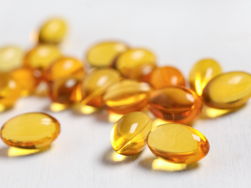 Kullankeltaisia tabletteja p&ouml;yd&auml;ll&auml;