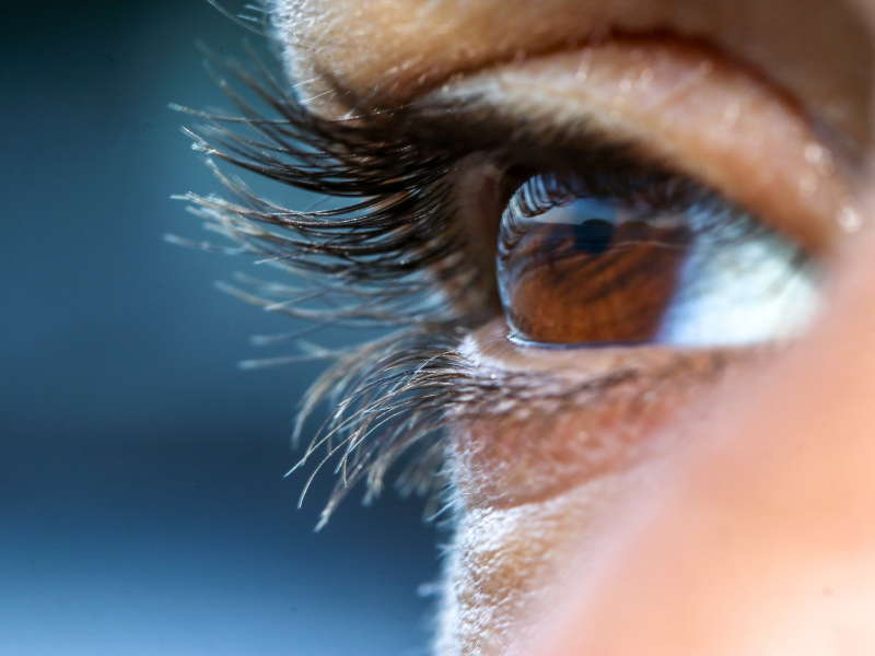 Helppok&auml;ytt&ouml;inen silm&auml;suihke kuiville silmille