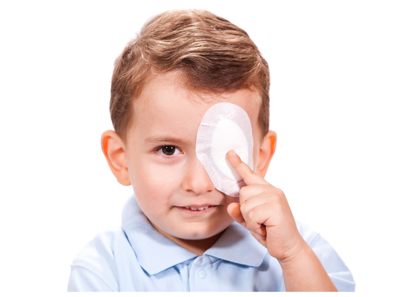 Poika silm&auml;lappu silm&auml;n p&auml;&auml;ll&auml;