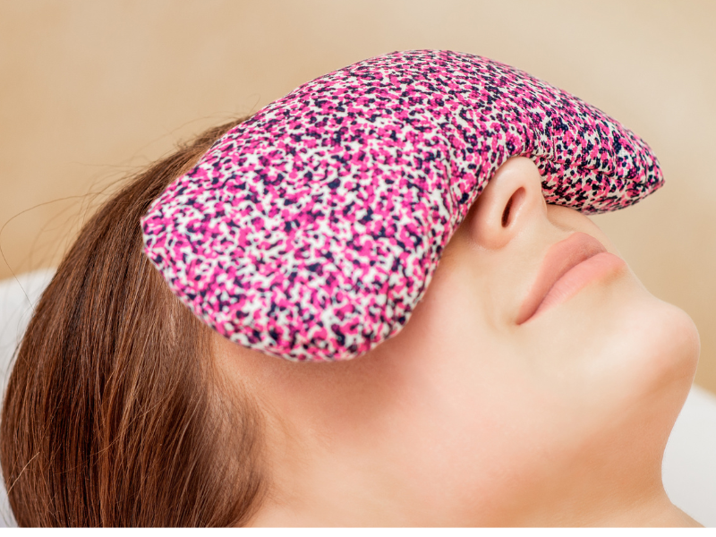 Nainen makaa s&auml;ngyll&auml; silm&auml;maski silmien p&auml;&auml;ll&auml; rentoutuneena