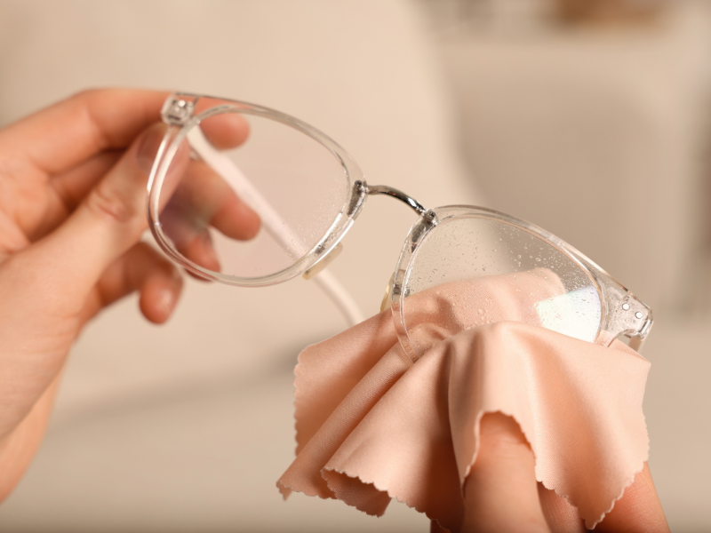 Silm&auml;lasien puhdistusta