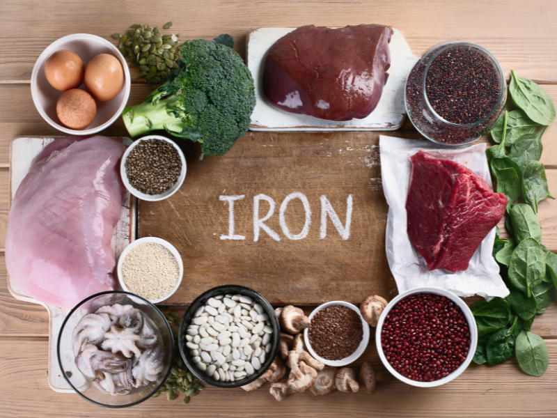 Lihaa, maksaa, kanamunia ym rautapitoisia ruokia p&ouml;yd&auml;ll&auml; 