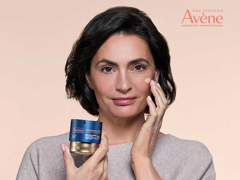 Aikuinen nainen levitt&auml;&auml; y&ouml;voidetta kasvoilleen