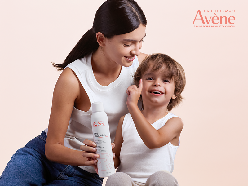 &Auml;iti ja lapsi sek&auml; iso Avenen thermal water spring spray pullo