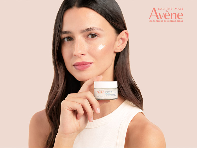 Nainen ja Avene hydrance voidepurkki k&auml;dess&auml;