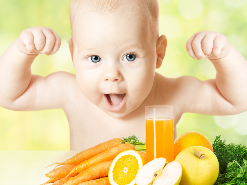 Pikku lapsi n&auml;ytt&auml;&auml; hauista appelsiini mehu edess&auml;&auml;n